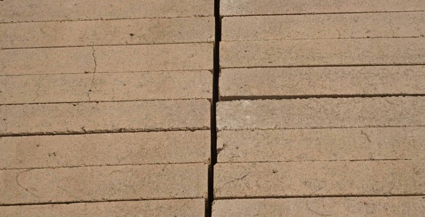 Half Fire Brick (850 per Pallet) 9"x 4" x1 1/2
